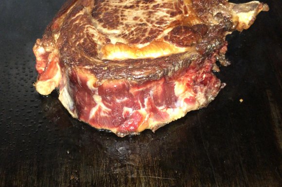 la cote de boeuf  Limousin Blason Prestige 1.2kl taillée dans l'Aloyau minute , cuite selon vos désir et tranchée aprés 5 mns de repos